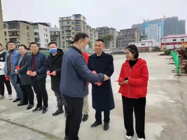 南昌市政建設(shè)集團領(lǐng)導春節(jié)慰問春節(jié)值班員工6004.jpg