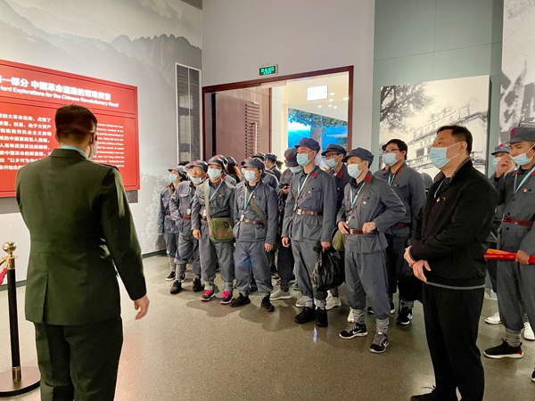 1618795379432612.jpg 南昌市政建設(shè)集團(tuán)組織黨員干部上井岡山開(kāi)展黨史學(xué)習(xí)教育6006.jpg