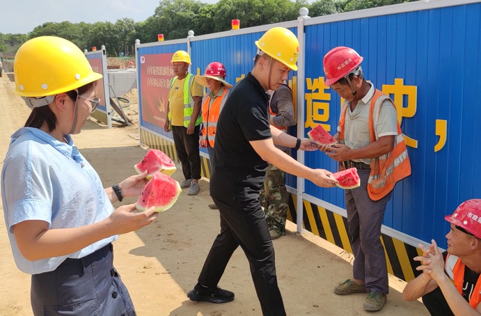 1626397077149168.jpg 南昌市政建設(shè)集團工會組織黨員開展夏日送清涼慰問6910.jpg