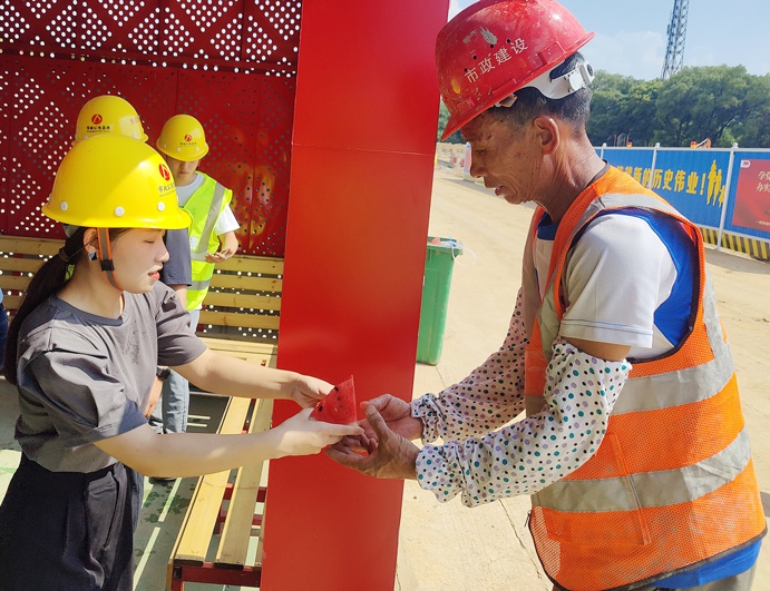 1626397129513218.jpg 南昌市政建設(shè)集團工會組織黨員開展夏日送清涼慰問6911.jpg