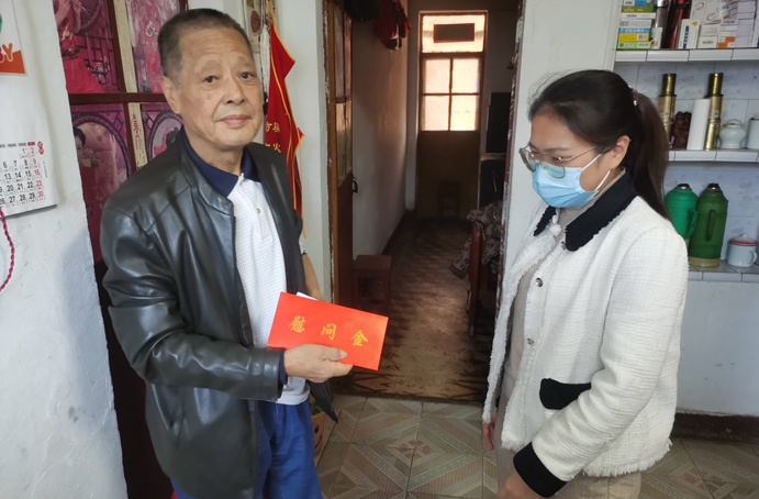 1635383928771878.jpg 南昌市政建設(shè)集團(tuán)工會(huì)慰問生病退休職工691.jpg