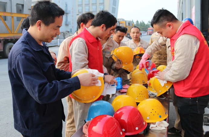 1646624274946055.jpg 南昌市政遠(yuǎn)大團(tuán)支部開展“為產(chǎn)線員工清洗安全帽”活動(dòng)6911.jpg