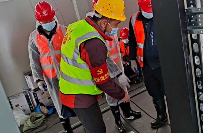 1648339121593709.jpg 南昌市政建設(shè)集團(tuán)黨旗在項(xiàng)目一線高高飄揚(yáng)6914.jpg