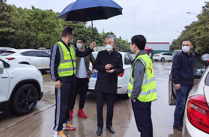 1650244957157154.jpg 南昌市政建設(shè)集團(tuán)張世東慰問(wèn)產(chǎn)業(yè)園疫情封控項(xiàng)目職工01.jpg