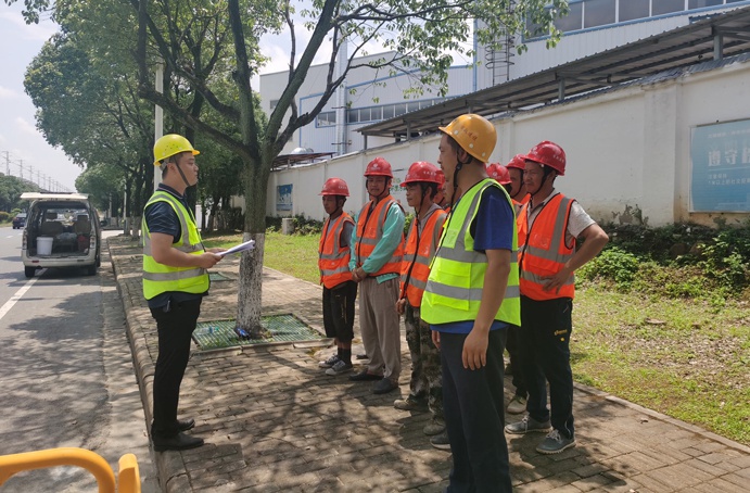 南昌市井蓋整治(天寧東路)段項目組織全體井蓋施工班組人員進行安全技術(shù)交底 南昌市井蓋整治(天寧東路)段項目組織全體井蓋施工班組人員進行安全技術(shù)交底