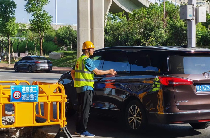 南昌市政建設(shè)集團機關(guān)黨支部組織項目一線志愿活動 南昌市政建設(shè)集團機關(guān)黨支部組織項目一線志愿活動