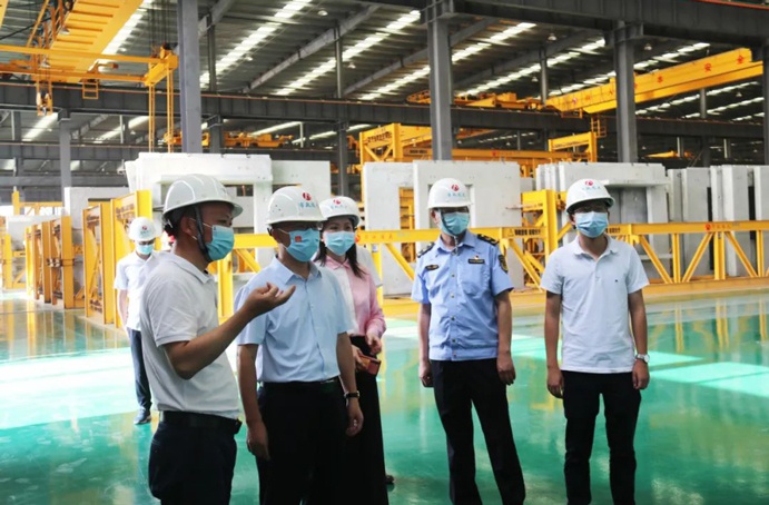 南昌縣委常委、組織部部長鄔春華到市政遠(yuǎn)大公司進(jìn)行安全例行檢查