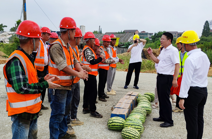 市政公用集團(tuán)黨委委員督查督辦室部長劉順保到杭州路項(xiàng)目調(diào)研慰問 市政公用集團(tuán)黨委委員督查督辦室部長劉順保到杭州路項(xiàng)目調(diào)研慰問