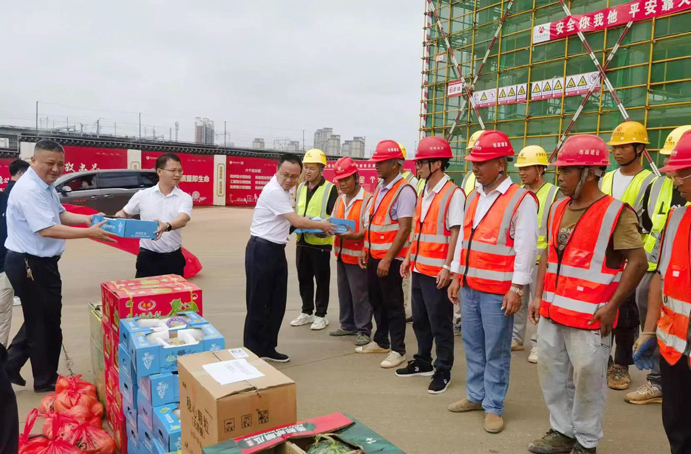 陳文輝到新建區(qū)職業(yè)技術學校新校區(qū)建設項目慰問 陳文輝到新建區(qū)職業(yè)技術學校新校區(qū)建設項目慰問