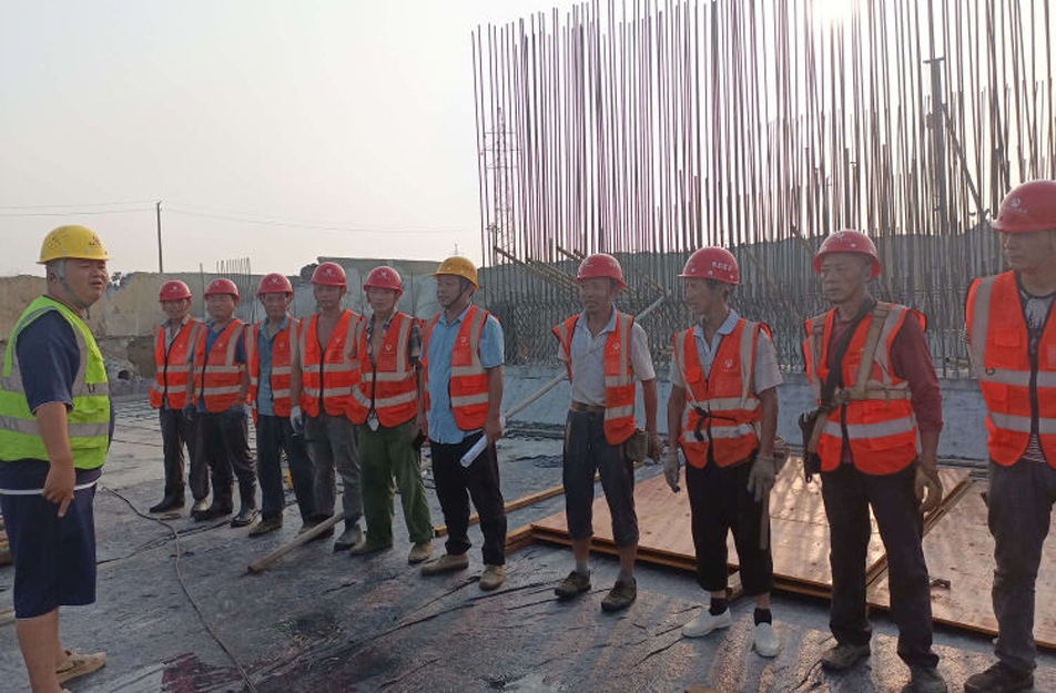 南昌市政建設(shè)集團(tuán)開(kāi)展施工行為及勞保用品穿戴專(zhuān)題班前教育早班會(huì) 南昌市政建設(shè)集團(tuán)開(kāi)展施工行為及勞保用品穿戴專(zhuān)題班前教育早班會(huì)