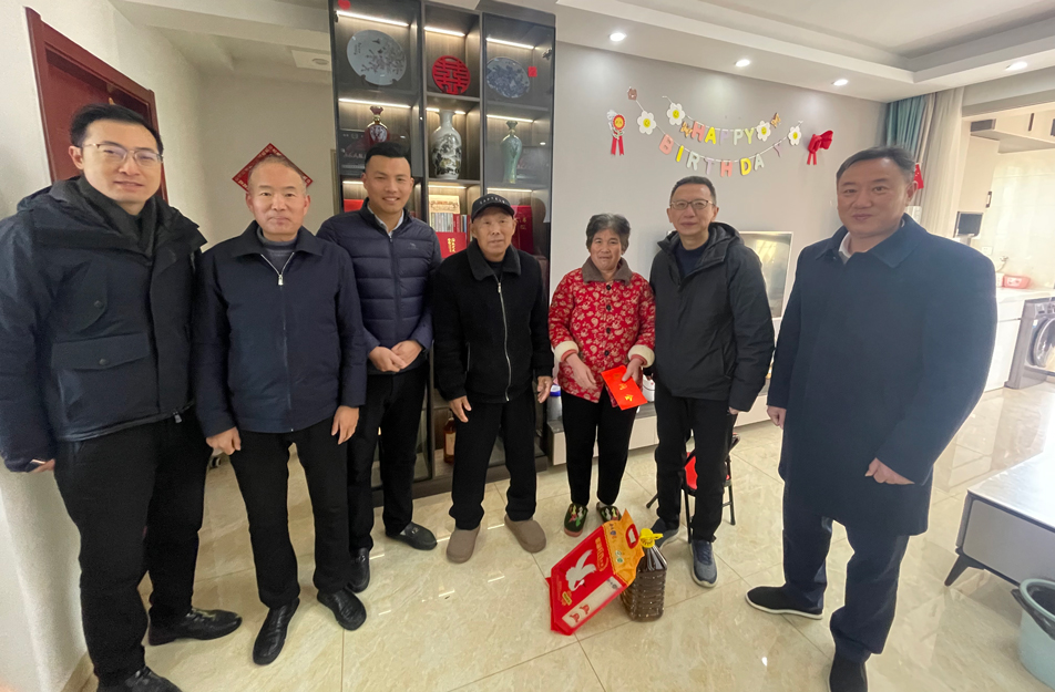 南昌市政公用集團總工程師鄭學(xué)平到呂寧家中走訪慰問 南昌市政公用集團總工程師鄭學(xué)平到呂寧家中走訪慰問