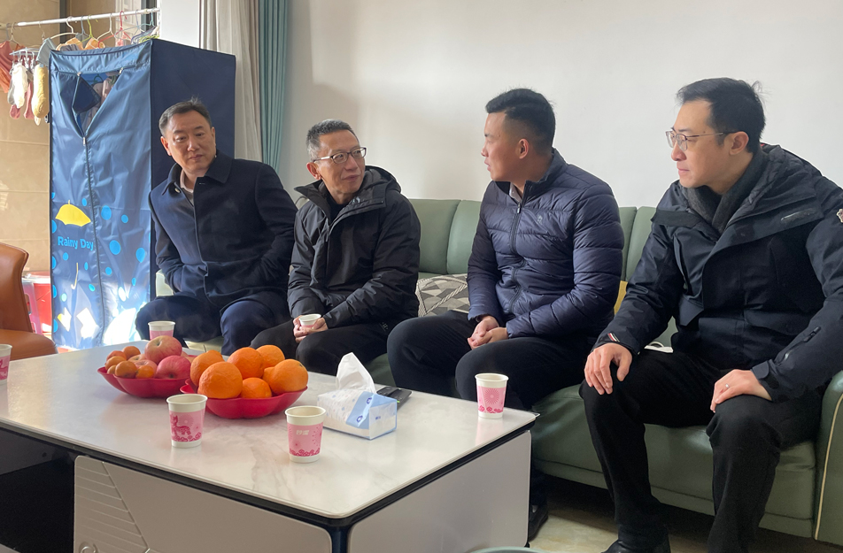 南昌市政公用集團總工程師鄭學(xué)平到呂寧家中走訪慰問 南昌市政公用集團總工程師鄭學(xué)平到呂寧家中走訪慰問