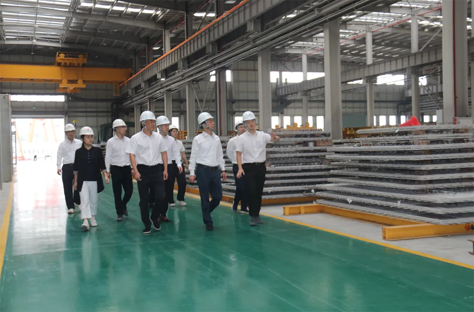 市政公用集團(tuán)黨委書記、董事長(zhǎng)萬(wàn)義輝到市政綠色建材科技產(chǎn)業(yè)園調(diào)研指導(dǎo)投產(chǎn)前工作