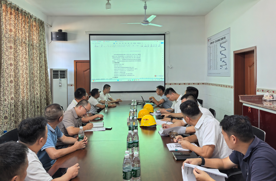 云翔大道項(xiàng)目瀝青攤鋪技術(shù)交底會(huì) | 白曉偉強(qiáng)調(diào)原材料質(zhì)量與過程安全管控 云翔大道項(xiàng)目瀝青攤鋪技術(shù)交底會(huì) | 白曉偉強(qiáng)調(diào)原材料質(zhì)量與過程安全管控