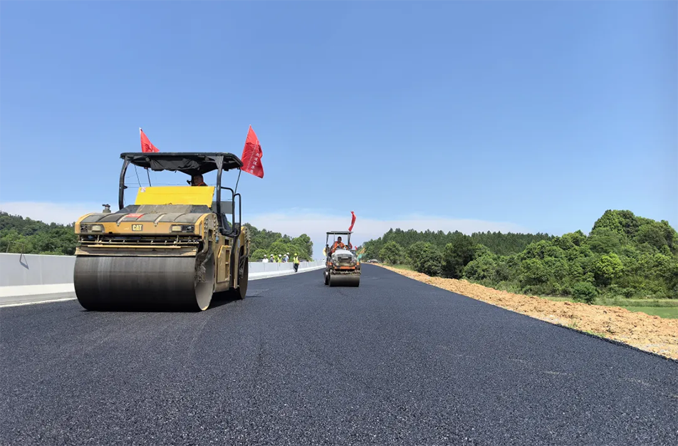 南昌云翔大道項(xiàng)目啟動首段底層瀝青攤鋪 投入21臺機(jī)械攻堅(jiān)關(guān)鍵節(jié)點(diǎn) 南昌云翔大道項(xiàng)目啟動首段底層瀝青攤鋪 投入21臺機(jī)械攻堅(jiān)關(guān)鍵節(jié)點(diǎn)