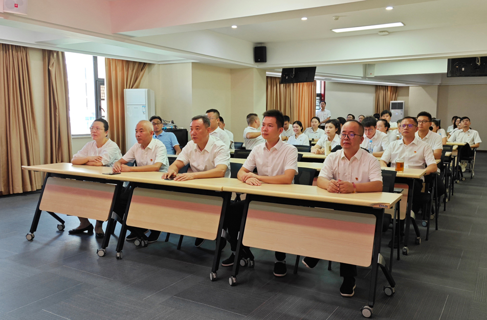 南昌市政建設(shè)集團組織觀看抗戰(zhàn)勝利80周年閱兵儀式 激發(fā)干部職工愛國熱情 南昌市政建設(shè)集團組織觀看抗戰(zhàn)勝利80周年閱兵儀式 激發(fā)干部職工愛國熱情